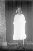 Ung kvinna i vit klänning, 1920-tal