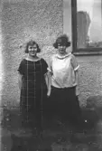 Två kvinnor håller hand, 1920-tal