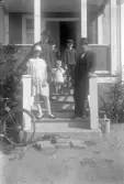 Samling på förstugetrappan, 1920-tal