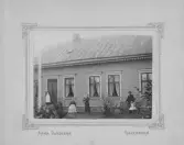 Huset uppfört av skeppsagent Sven Boman 1889. Inrymmer idag Galleri Flamingo, ägare herr o. fru Pettersson.  Text på baksidan: Sven Bomans hus och familj vid Stationsgatan