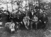 Musiker vid spelning å Folkparken -Furet, Sanddynevägen.   Bakre raden fr.v: Evert Björkman, Stenberg, Millberg,?, ?.  Främre raden fr.v: ?, Emil Lindell, Persson, ?.   Kopior finns på två platser.