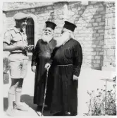 Personalvårdskonsulent Ingemar Nilsson, I11.
Tjänstgöring på Cypern 1965 som bataljonsassistent och bataljonspastor. Här tillsammans med två munkar.