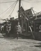 FN-tjänstgöring i neutrala övervakningskommissionen i Korea 1953-54.
Major Sten Bäckström på promenad bland några affärer.