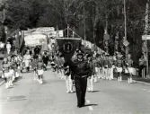Demonstrationståg på Häradsgatan i Bosgården, Mölndal, på Första maj, slutet av 1980-talet. Längst fram tågar Mölndals Paradorkester.