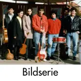 Serie om tre fotografier som visar en utländsk musikorkester på Mölndals torgs scen, okänt årtal.