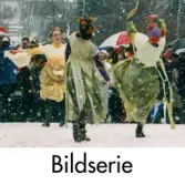 Serie om nio fotografier som visar invigningen av Gunnebo Bro vid Stensjön. Mölndal i mars 1999.