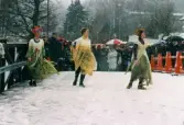 Dansuppvisning vid invigningen av Gunnebo Bro vid Stensjön. Mölndal i mars 1999.