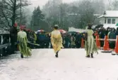 Dansuppvisning vid invigningen av Gunnebo Bro vid Stensjön. Mölndal i mars 1999.