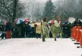 Dansuppvisning vid invigningen av Gunnebo Bro vid Stensjön. Mölndal i mars 1999.
