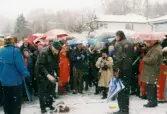 Invigning av Gunnebo Bro vid Stensjön. Mölndal i mars 1999. Bandet har precis klippts av.