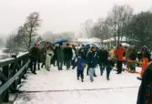 Invigning av Gunnebo Bro vid Stensjön. Mölndal i mars 1999. De första gångtrafikanterna promenerar över bron?