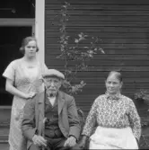 Falun, Grycksbo. Samuel Severus Söderberg med hustru och dotterdotter.