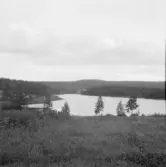 Falun, Rog, Uvnäs, Hultåsa. Uvnäs tjärn. Håltäkt och Rossberget i bakgrunden.