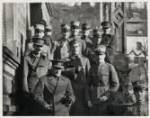 Saar-bataljonen nr 34, Tyskland, fr.o.m. den 22/12 1934 till mitten av febr. 1935.
Uppställning på rådhustrappan i Merzig (?), tillsammans med engelsmän och skottar.
Främst: fr.v.: ÖB i Saar - general Brind (England) och överstelöjtnant Nordensvan.