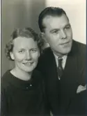 Porträttfoto på ett par, Marta Sörensson och Bror Olssson, fotograf Inga Undén, atelje Undén i Hudiksvall, 1938.
På baksidan av fotot står det: 