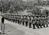 Etiopien, maj 1954.
Överstelöjtnant Håkanssons chefsskap över den etiopiska kadettskolan.
Kadetternas parad för kejsaren (Haile Selassie) vid slutinspektionen.