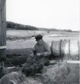 Nätlagning framför slakthuset vid Vadån, Döder Vad