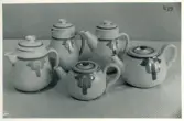 Hushållsgods från Bo Fajans. Kannor. Dekor H.