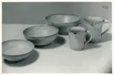 Skålar och kannor från Bo Fajans, formgivare Eva Jancke-Björk, 1900-talets mitt.