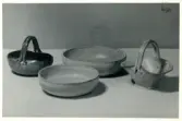 Korgar och skålar från Bo Fajans, formgivare Eva Jancke-Björk, 1900-talets mitt.