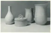 Vaser och skål med lock från Bo Fajans, formgivare Eva Jancke-Björk, 1900-talets mitt.