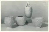 Vaser, väggvas och blomskål från Bo Fajans, formgivare Eva Jancke-Björk, 1900-talets mitt. Nippon glasyr.