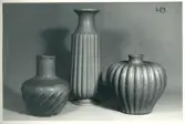 Vaser och urna från Bo Fajans, formgivare Ewald Dahlskog, 1900-talets mitt.