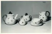 Kaffeservis från Bo Fajans, formgivare Eva Jancke-Björk, 1900-talets mitt.