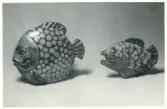 Keramikfigurer/väggplattor, Fisk (H12) och A14 i glasyr 508, från Bo Fajans, 1900-talets mitt.