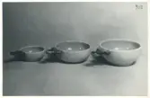Skål med handtag (4321/1-3) från Bo Fajans, formgivare Eva Jancke-Björk, 1900-talets mitt.