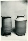 Vaser (D131 och D176) från Bo Fajans, formgivare Ewald Dahlskog, 1900-talets mitt.
