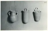 Hängvas och väggvaser från Bo Fajans, formgivare Eva Jancke-Björk, 1900-talets mitt.