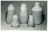 Vaser D194/2-1, D195/2-1 och D206 från Bo Fajans, formgivare Ewald Dahlskog, 1900-talets mitt.