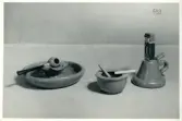 Askfat, askkopp och tändstickställ från Bo Fajans, formgivare Eva Jancke-Björk, 1900-talets mitt.