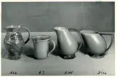 Kannor från Bo Fajans, formgivna av Allan Ebeling, Eva Jancke-Björk och Ewald Dahlskog.