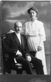Ateljéporträtt av predikant Ludvig Markström (1886 - 1949) och hustrun Anna, barnmorska (född 1880), Kållereds Missionsförsamling okänt årtal. De fick sonen Olle Markström år 1918.