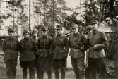 Fortsättningskriget i Finland 1941-44.
Gruppfoto, någonstans i Finland.
2:a fr.h.: finlandsfrivillige furir Lennart Nilsson (fr. Växjö) som stupade 1/7 1944 (bror t. furir Erik Nilsson, som även han stupade
1944).