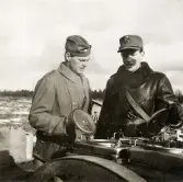 Beredskapsåren 1939-1945.
Utbildning i motortjänst. Två mannar diskuterar något i en motor.