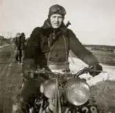 Beredskapsåren 1939-1945.
Utbildning i motortjänst. MC-ordonnans (okänd).
