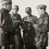 Beredskapsåren 1939-1945.
Utbildning i motortjänst. Befälen diskuterar något.