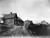 Hästbo missionshus med V. Olssons bageri till vänster i bakgrunden. Bageriet brann ner 1904.