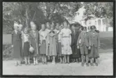 Elever och läraren Gunnar Alander från Kållered är på skolresa, 1930-tal. Eleverna är födda omkring 1924 - 25.