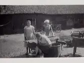 Klädvård. Tvättning ute på gårdsplanen hos Isacs, Skärte, fatighet Skärte 9:1. Fr v Hildur Nilsson, Alice i Hallagården och Anna Karlsson, Kvarnarna, Skällinge.