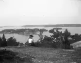 På negativkuvertet står följande text: Herr Klein Vy ö med hus 1 dam