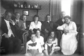 Familj samlad framför kameran, 1920-tal