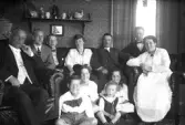 En samlad familj, 1920-tal