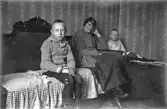 Kvinna med två barn i hemmet, 1920-tal
