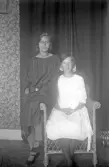 Porträtt av två kvinnor i hemmet, 1920-tal