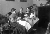 Grupp vid kaffebordet, 1920-tal
