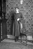 Porträtt av en ung dam i hemmet, 1920-tal
